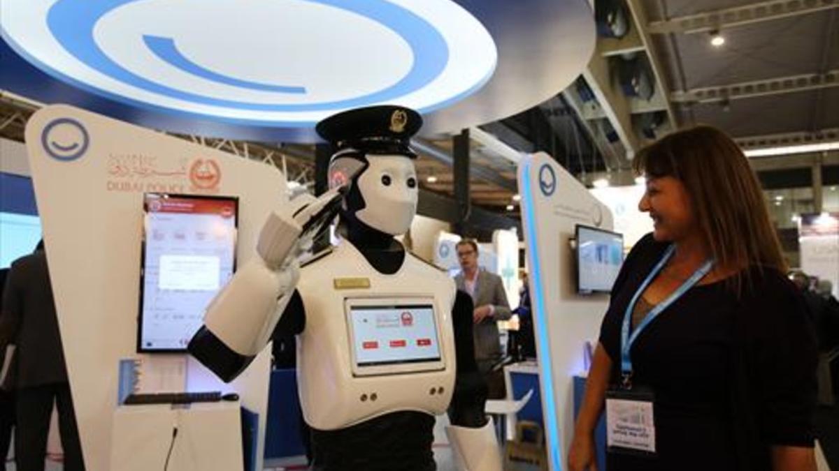 INNOVACIÓN. Robot policía en el estand de Dubái de la feria Smart City Expo. El emirato implantará estos robots en el 2017.