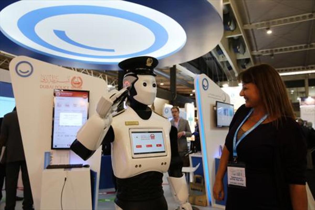 INNOVACIÓN.Robot policía en el estand de Dubái de la feria Smart City Expo. El emirato implantará estos robots en el 2017. INNOVACIÓN.Robot policía en el estand de Dubái de la feria Smart City Expo. El emirato implantará estos robots en el 2017.