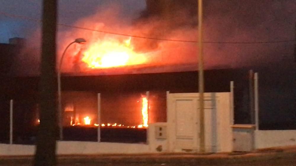 Incendio en la antigua fábrica de Danone, en Las Torres