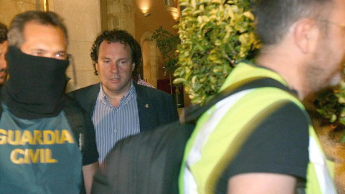 El alcalde de Torredembarra, Daniel Masagué (c), sale detenido del Ayuntamiento de Torredembarra.