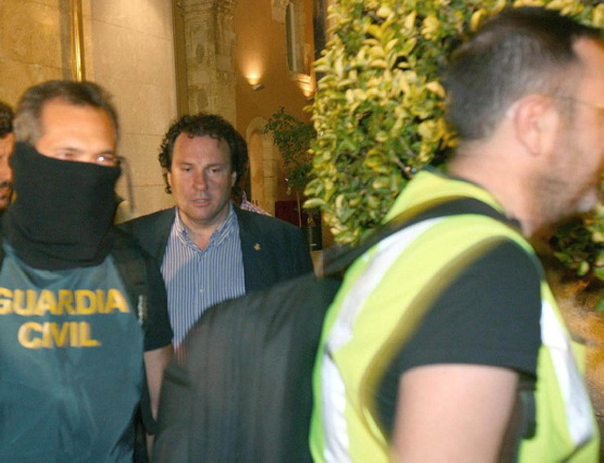 L’alcalde de Torredembarra, Daniel Masagué (c), surt detingut de l’Ajuntament de Torredembarra.