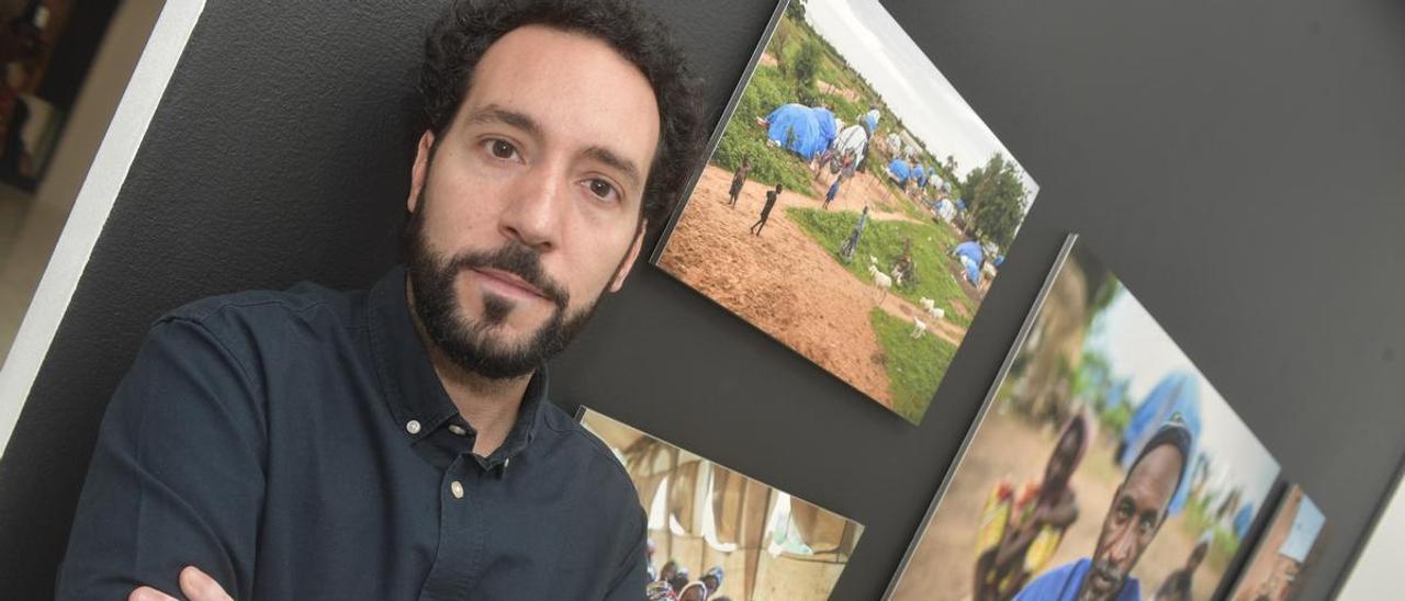 Juan Luis Rod, fotoperiodista y uno de los autores, junto al periodista José Naranjo, de la exposición &#039;Las tres fronteras&#039;, en Casa África.