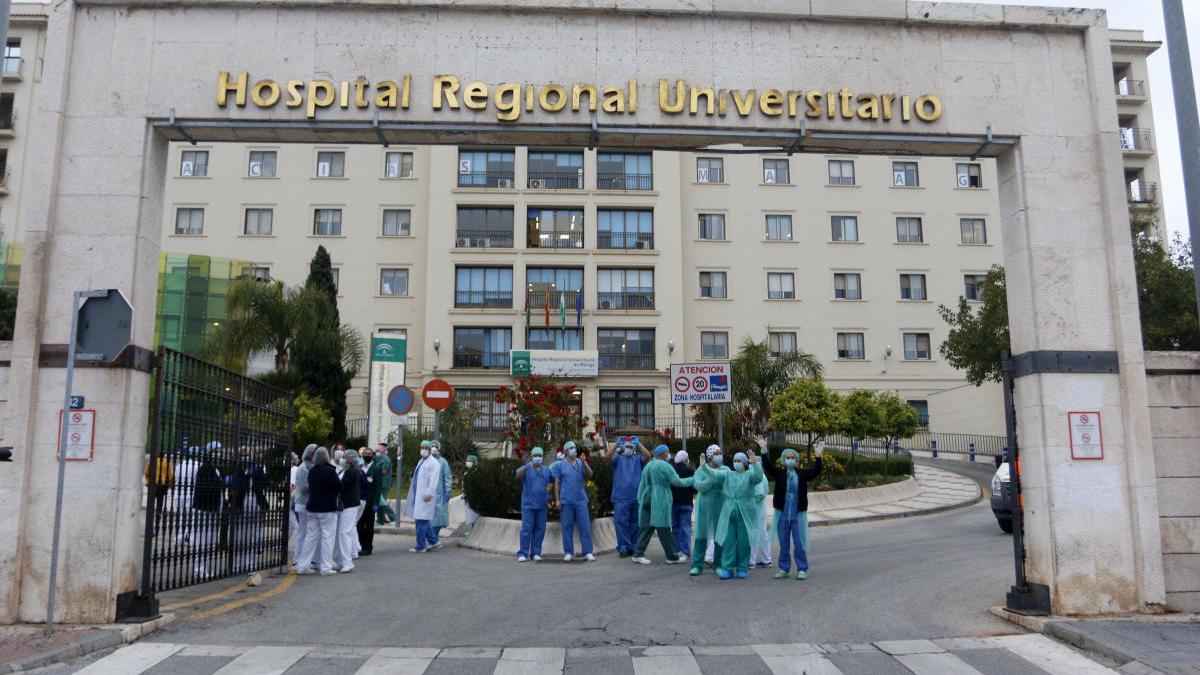 Profesionales sanitarios en el Hospital Regional de Málaga.