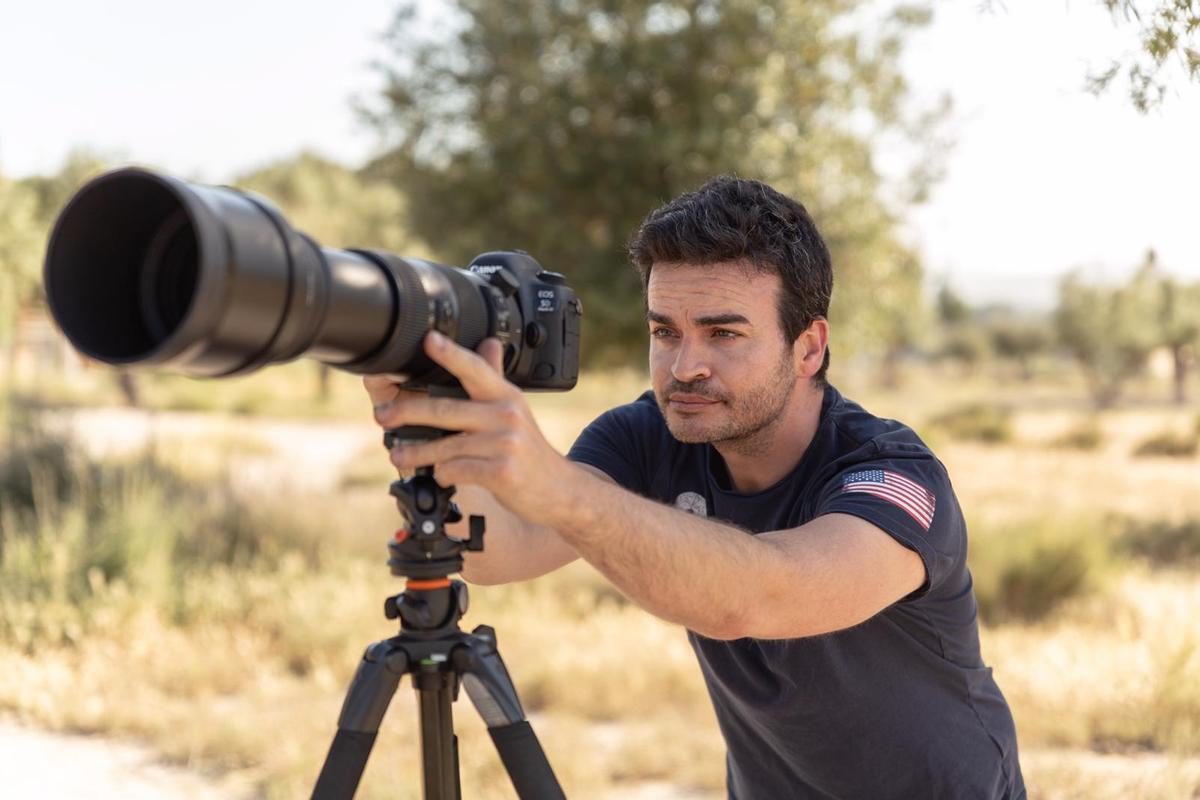 Jordi L. Coy preparando su equipo fotográfico.