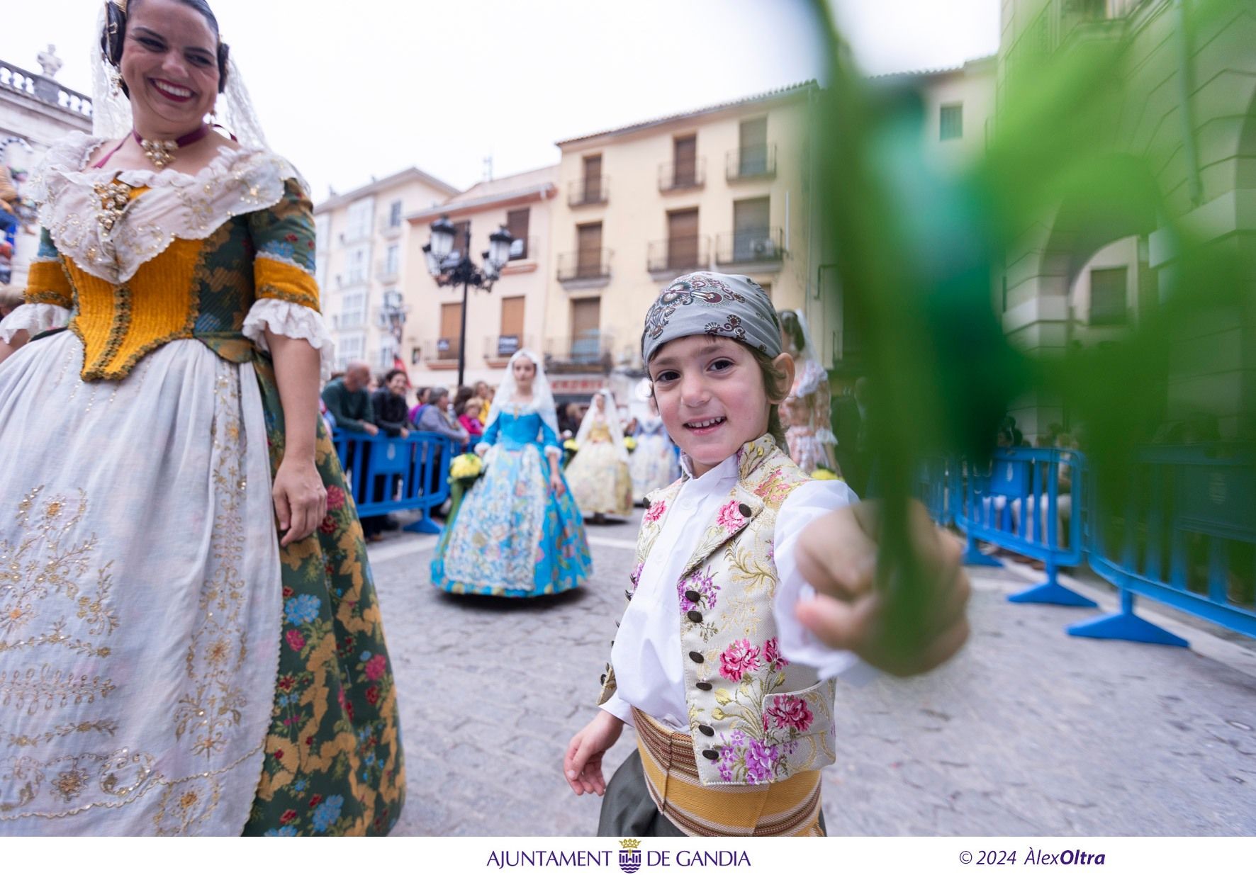 Bellas imágenes de la Ofrenda de las Fallas de Gandia