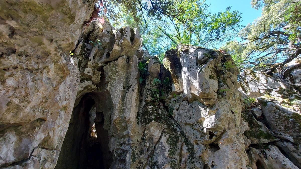 Hier hatte die Natur Lust auf Tunnelbau. Hier hatte die Natur Lust auf Tunnelbau.