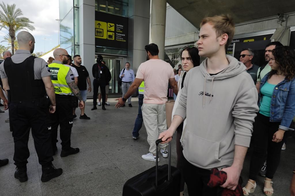 Los taxistas bloquean el aeropuerto de Palma tras un incidente con conductores de microbuses