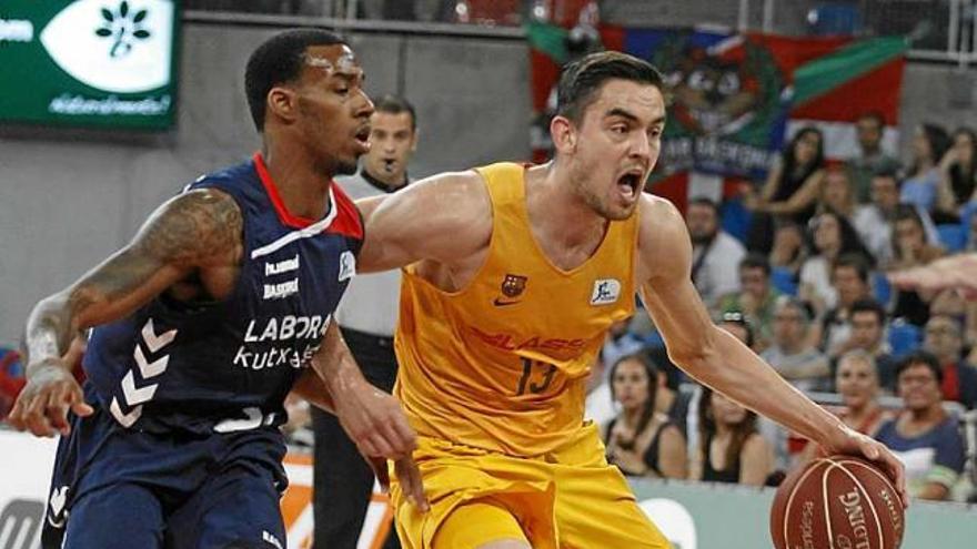 Satoransky, el millor del Barça ahir, porta la pilota davant d&#039;Adams