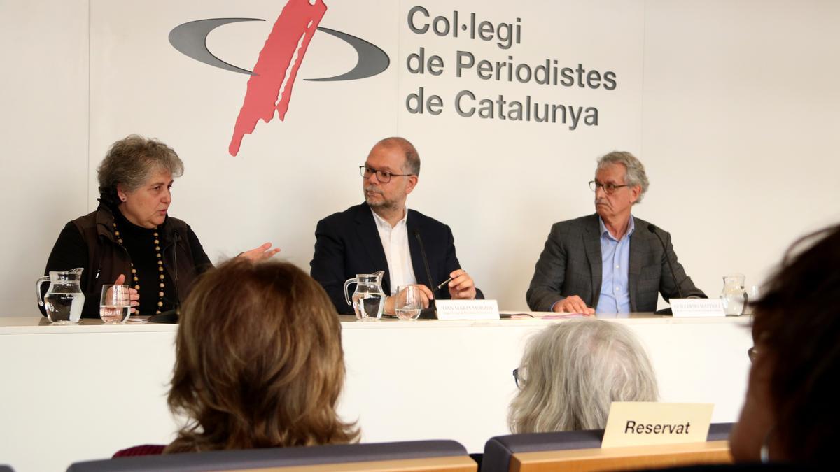 El degà del CPC, Joan Maria Morros, amb la presidenta de Dones Juristes, Núria Vilà, i el de Col·legi de Psicòlegs Guillermo Mattioli, en la presentació del Punt Lila del CPC