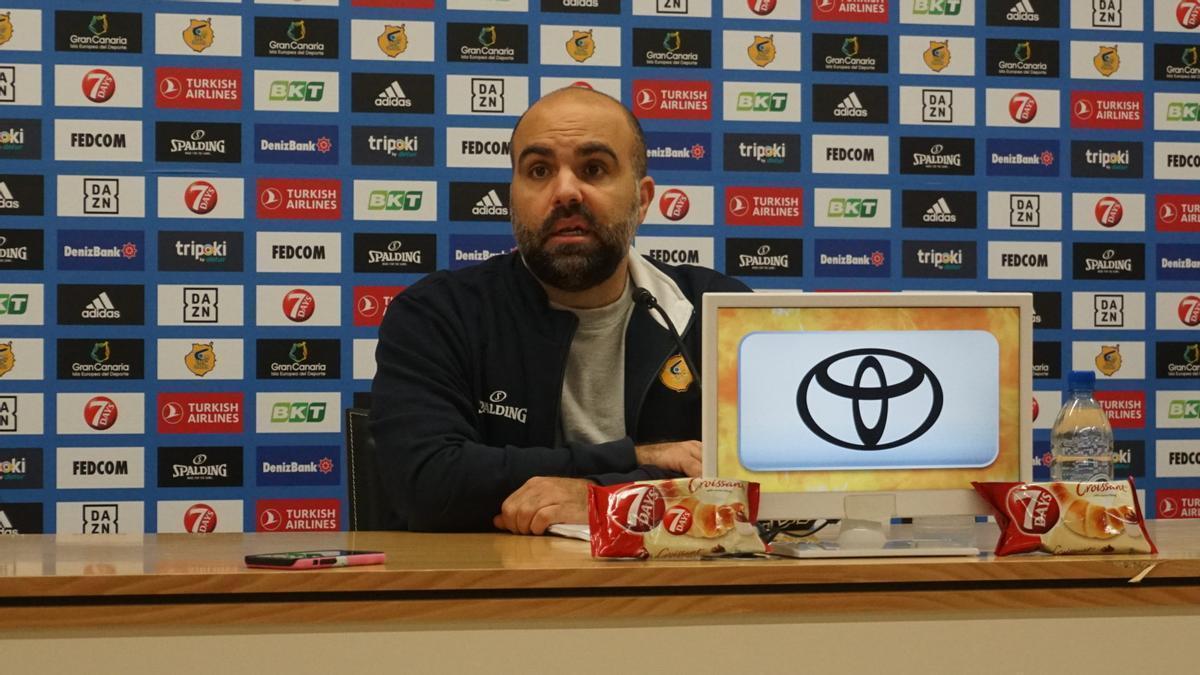 Víctor García durante una de las ruedas de prensa de Eurocup de esta temporada