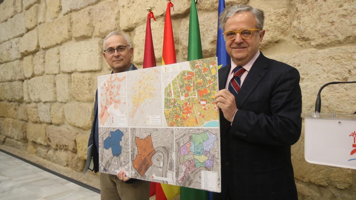 Juan Murillo y Salvador Fuentes, antes de presentar las novedades en torno a las placas en el casco.