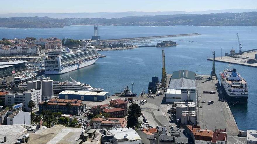 Puerto de A Coruña, con los muelles de la Batería y Calvo Sotelo en primer término.