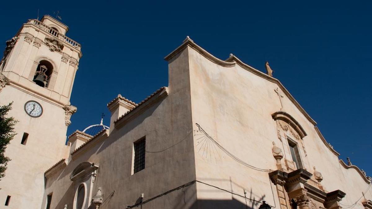 Fachada de la iglesia de Catral, cuyo párroco ha denunciado que le han estafado más de 14.000 euros.