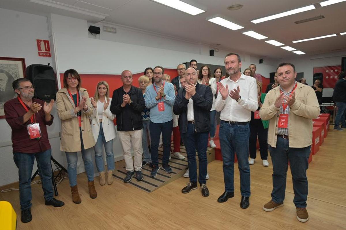 Cargos del PSOE esta noche tras ver cómo los 12 ediles no le dan para gobernar en Elche