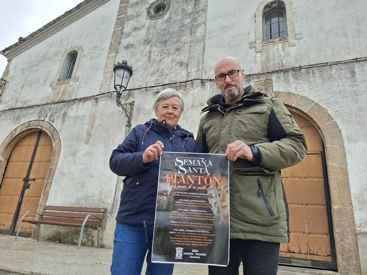 María del Carmen Prieto y Miguel Ángel Villanueva con el cartel anunciador en el centro de Piantón.