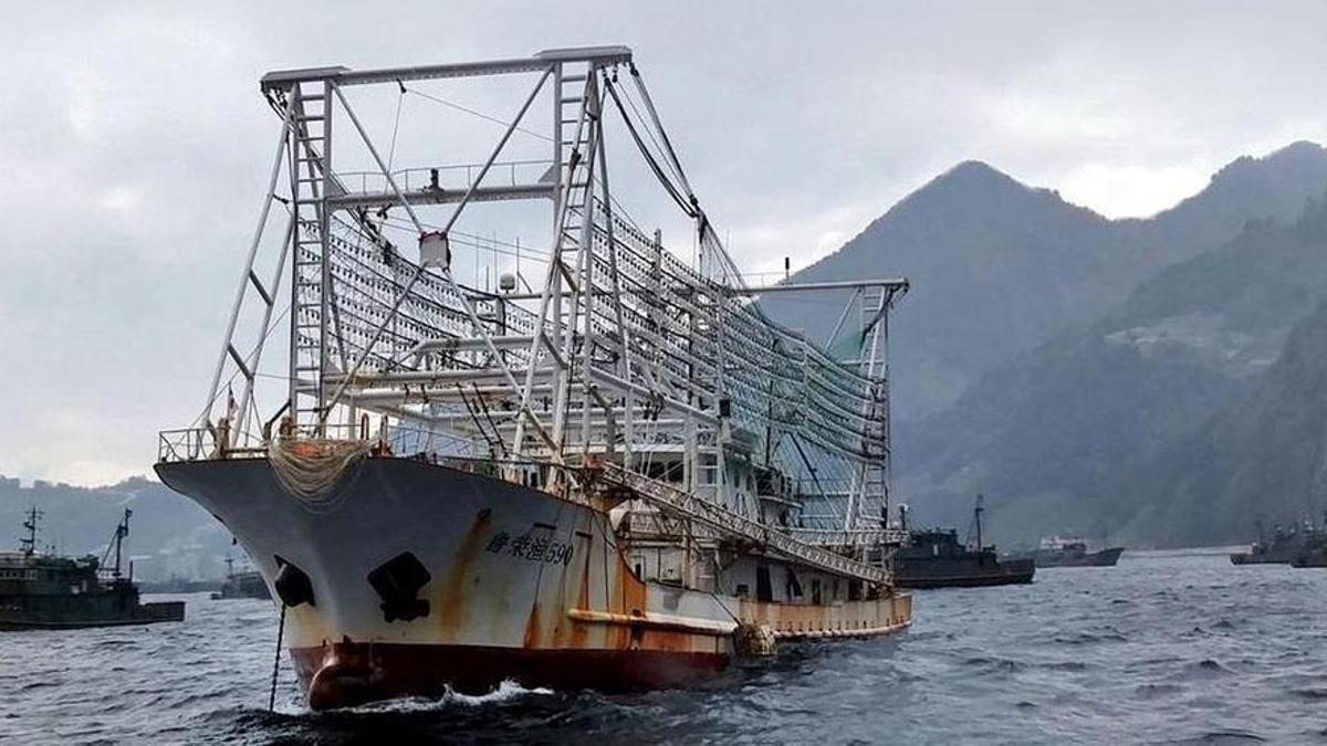 Buque potero chino, fondeado en aguas surcoreanas.