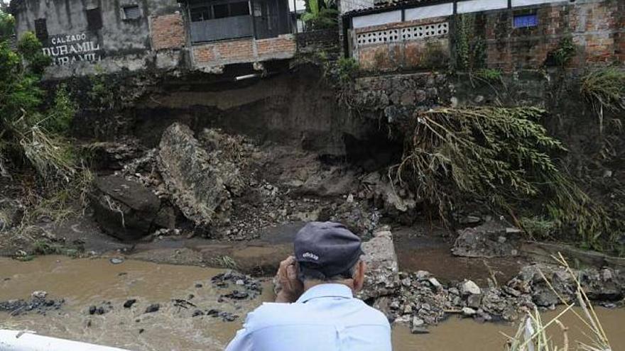 La fuerte lluvia por el paso de un huracán causa casi 100 muertos en El Salvador