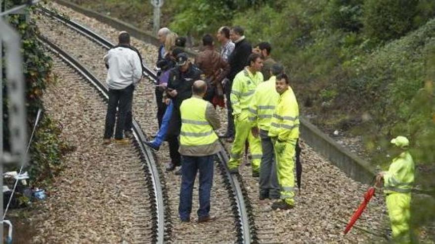 Un año de la barbarie. Trabajadores del Adif y agentes de la Policía Nacional, en el apeadero de Vallobín el 12 de noviembre de 2014, tras el hallazgo del cuerpo del pequeño Imran dentro de una maleta.