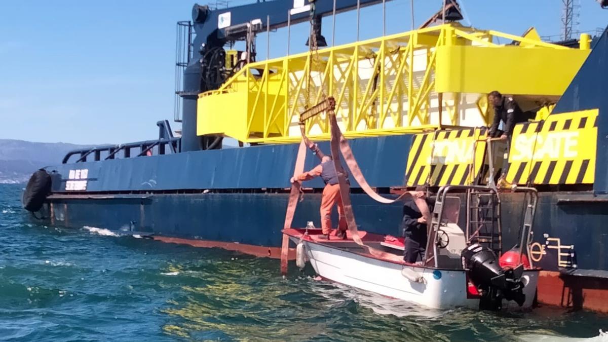 Momento en el que proceden a subir la planeadora incautada a la patrullera «Ría de Vigo».