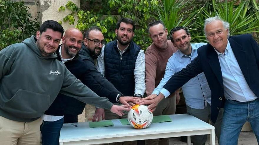 Nueva junta directiva de Units, con el alcalde