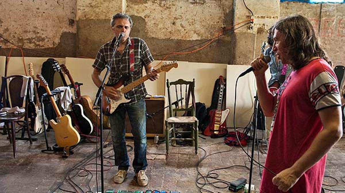 Sopa de Cabra toca algunes de les seves cançons al local d’assaig de la masia de Can Pol.