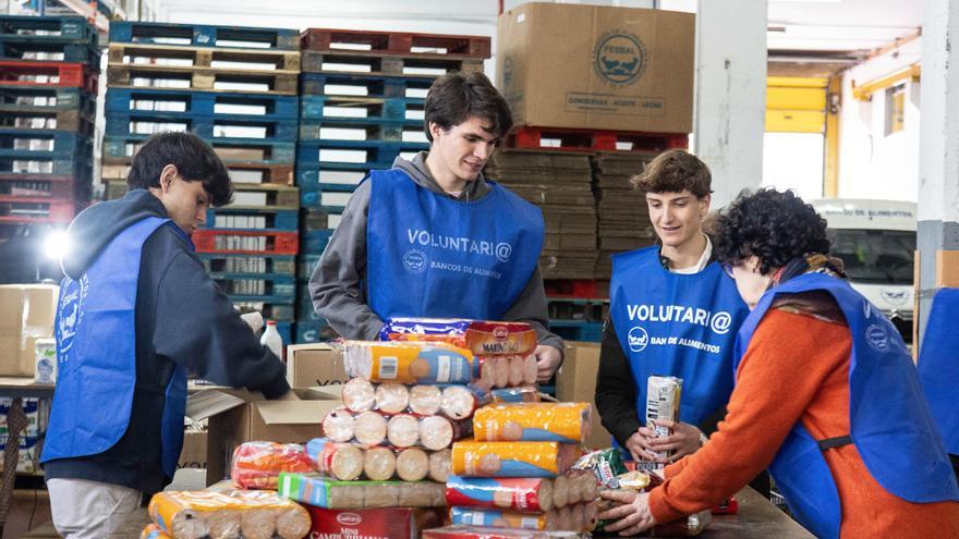 Brazos jóvenes unen fuerzas en el Banco de Alimentos