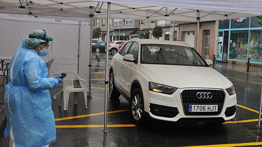 Un paciente controlado directamente en el coche. |   // GONZALO NÚÑEZ