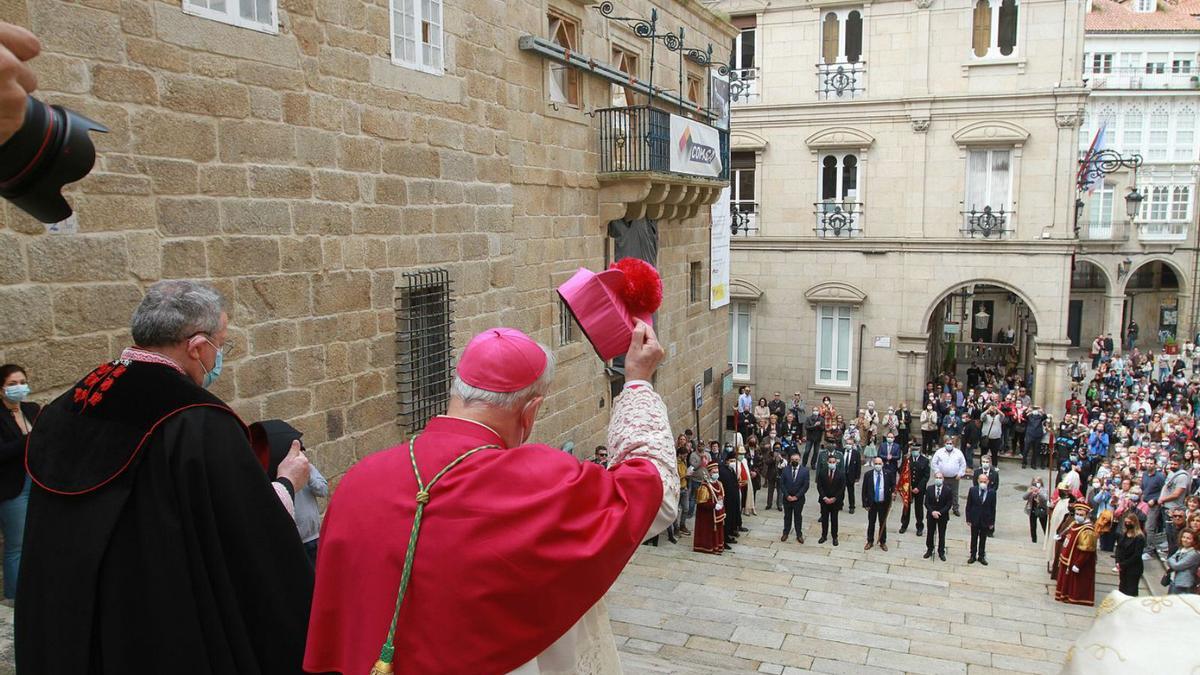 El obispo saluda a los ediles del Concello en la tradición religiosa y una pastelera muestra dos roscas en la tradición pagana del Domingo de Pascua. |   // I. OSORIO