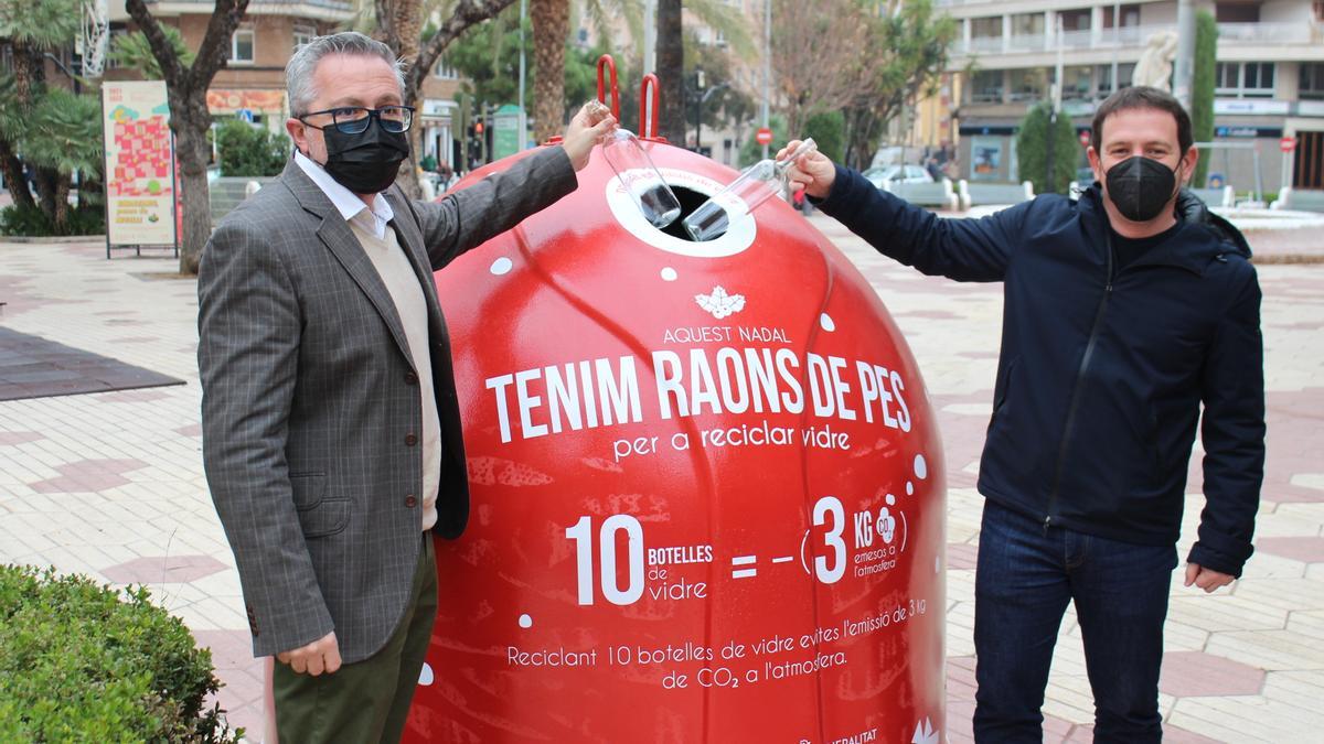 El edil Ignasi Garcia y el representante de Ecovidrio junto a uno de los nuevos contenedores instalados.