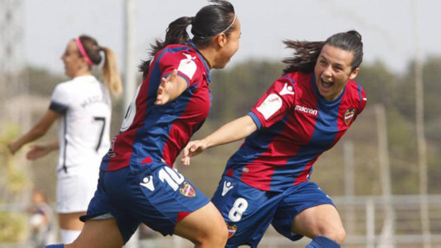 Charlyn celebra un gol junto a Lucía.