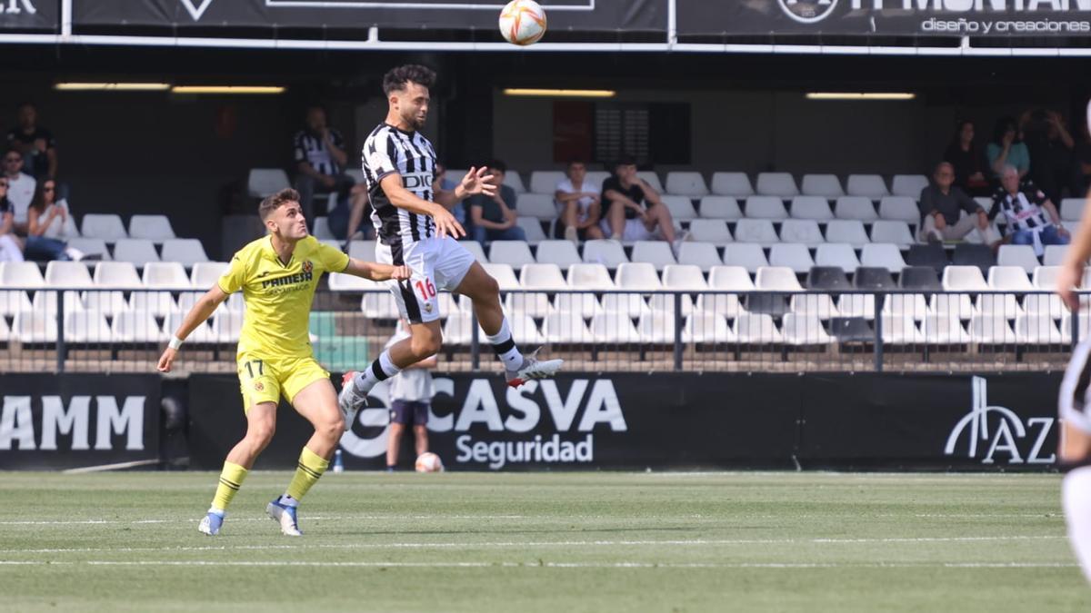 Sibille se impone en una acción por alto durante el Castellón - Villarreal B.