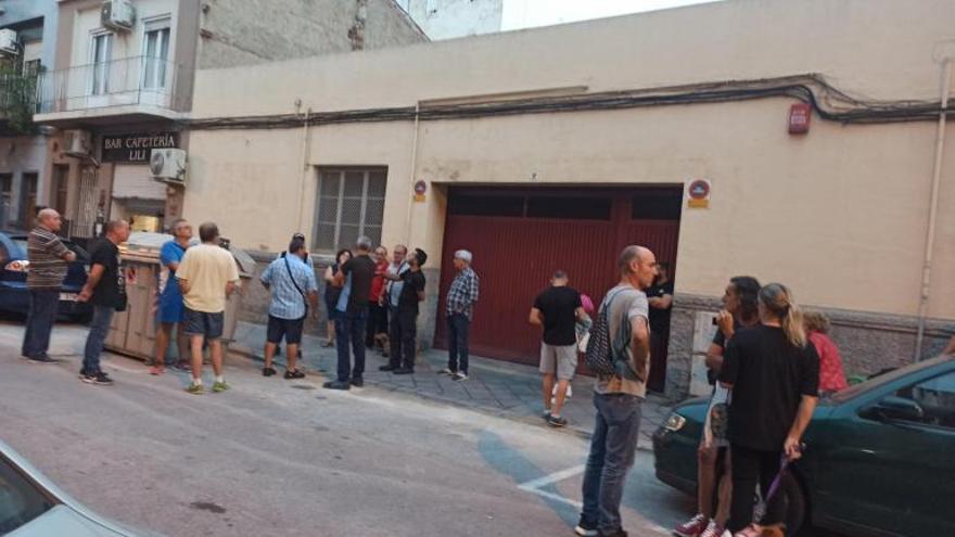 Vecinos de Carrús-Plaza Barcelona reunidos este martes. | INFORMACIÓN