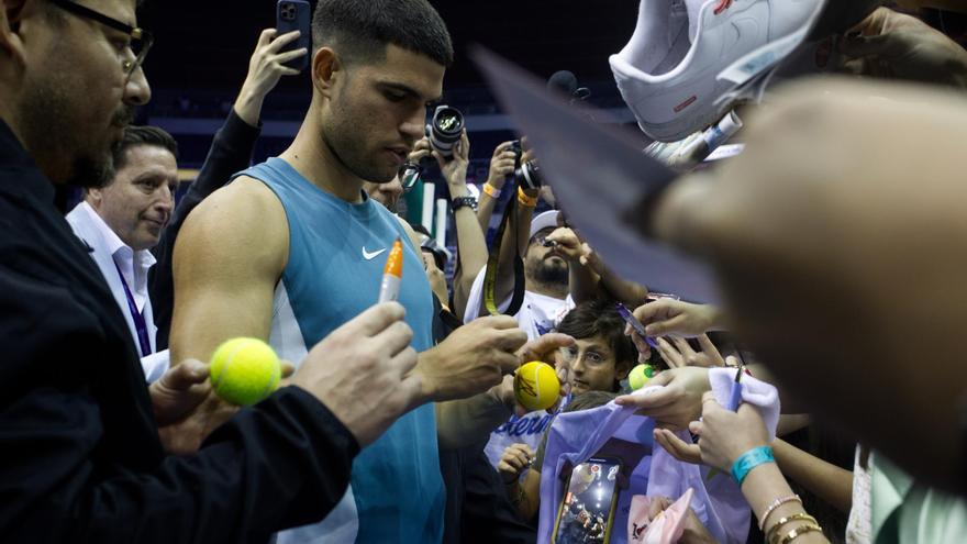 Carlos Alcaraz gana a Tiafoe en una exhibición en Puerto Rico