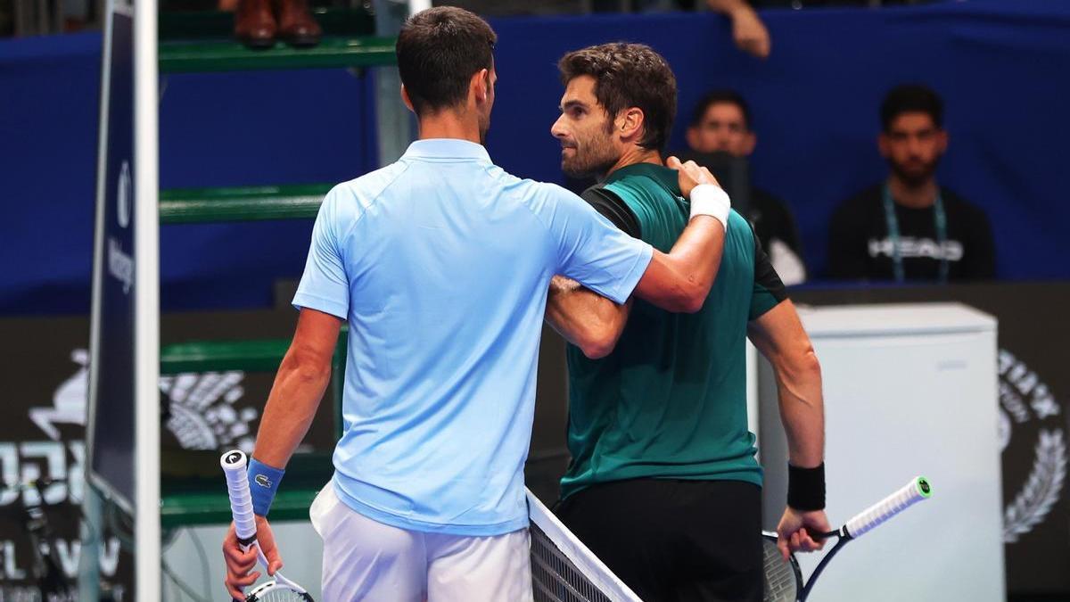 Pablo Andújar y Novak Djokovic, tras el partido que les midió en Tel Aviv