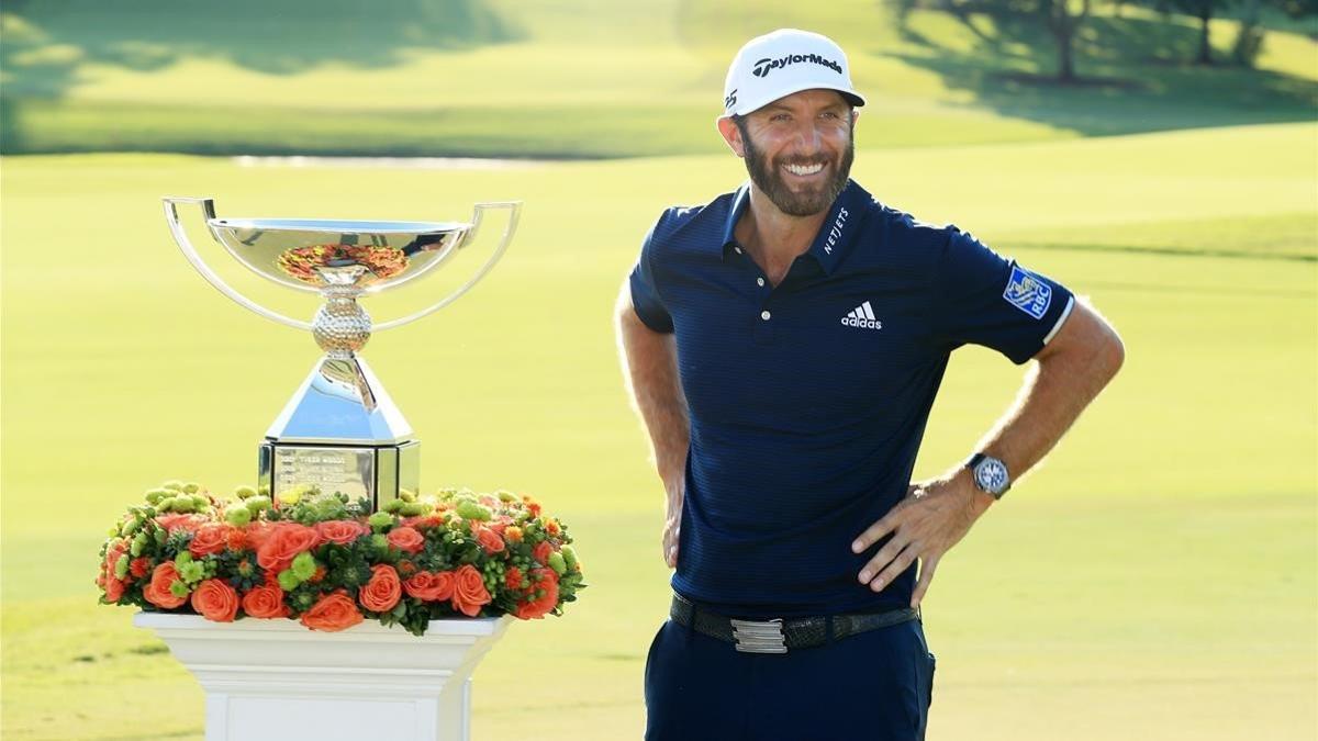 Dustin Johnson posa con la FedEX Cup.