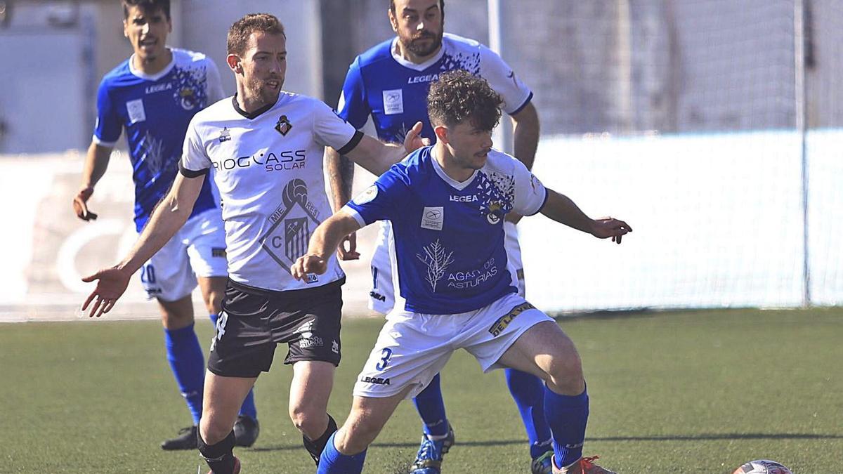 Robert, del Caudal, y Campino, del Urraca, disputan un balón en el partido de la primera vuelta disputado en el Hermanos Antuña. | Miki López