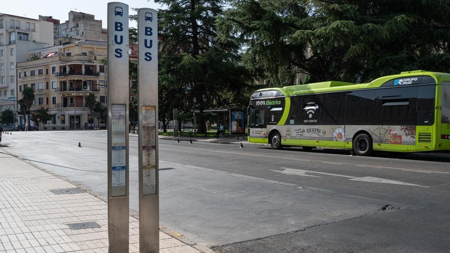 ¿Cuál es la línea de autobús urbano en Badajoz que cambia su horario?