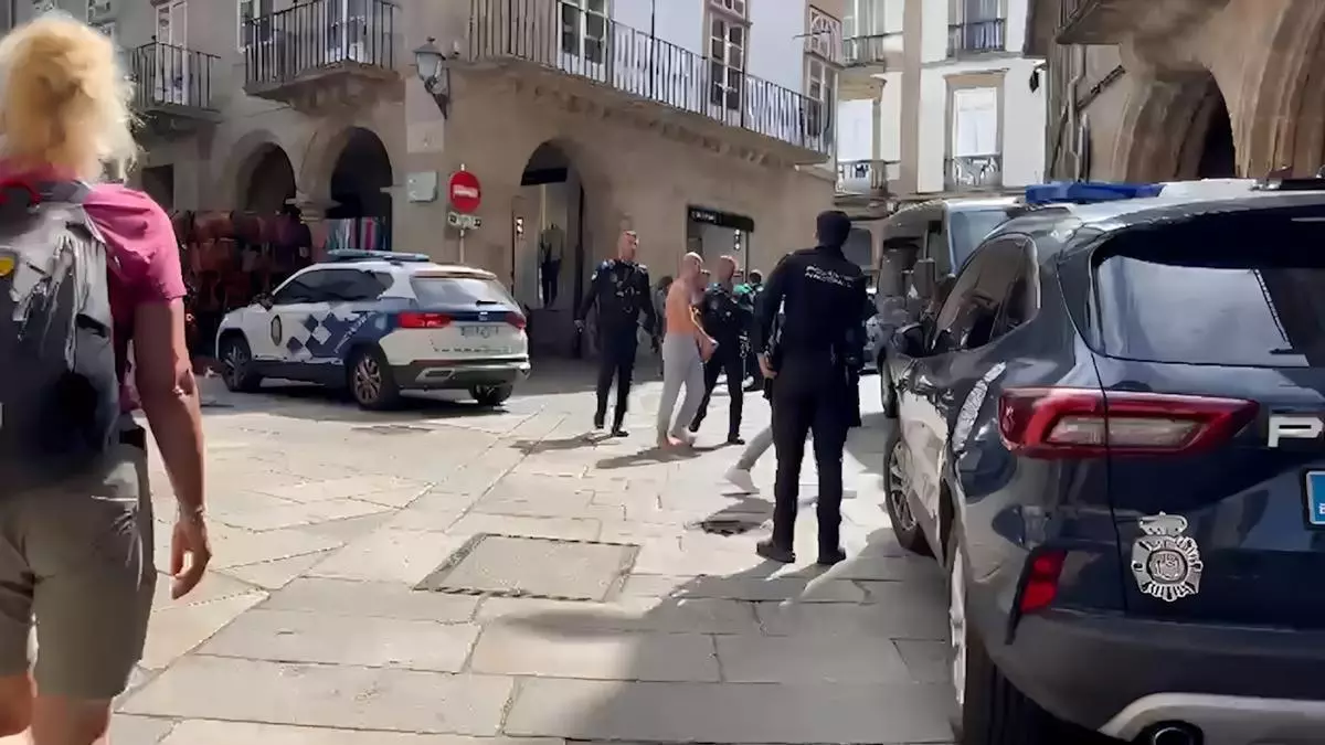Nueva pelea en Santiago: dos hombres, uno sin camiseta y descalzo, protagonizan un altercado con gritos y amenazas en el Toural
