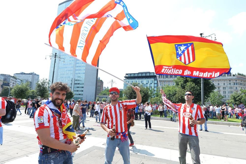 Las aficiones de Madrid y Atlético toman el centro de Milán en las horas previas al partido.