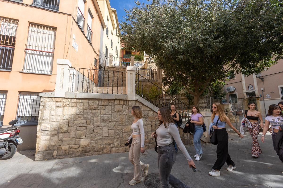 Un grupo de turistas pasa junto a la escalera afectada.