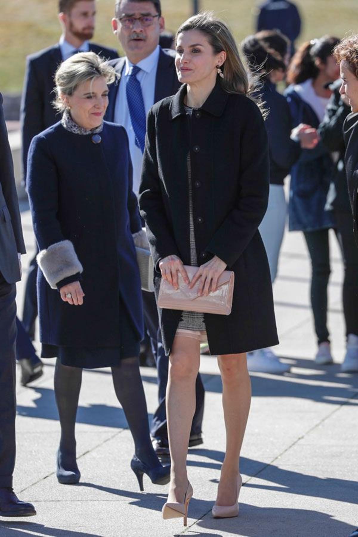 Letizia Ortiz con look negro y complementos rosas en Ávila