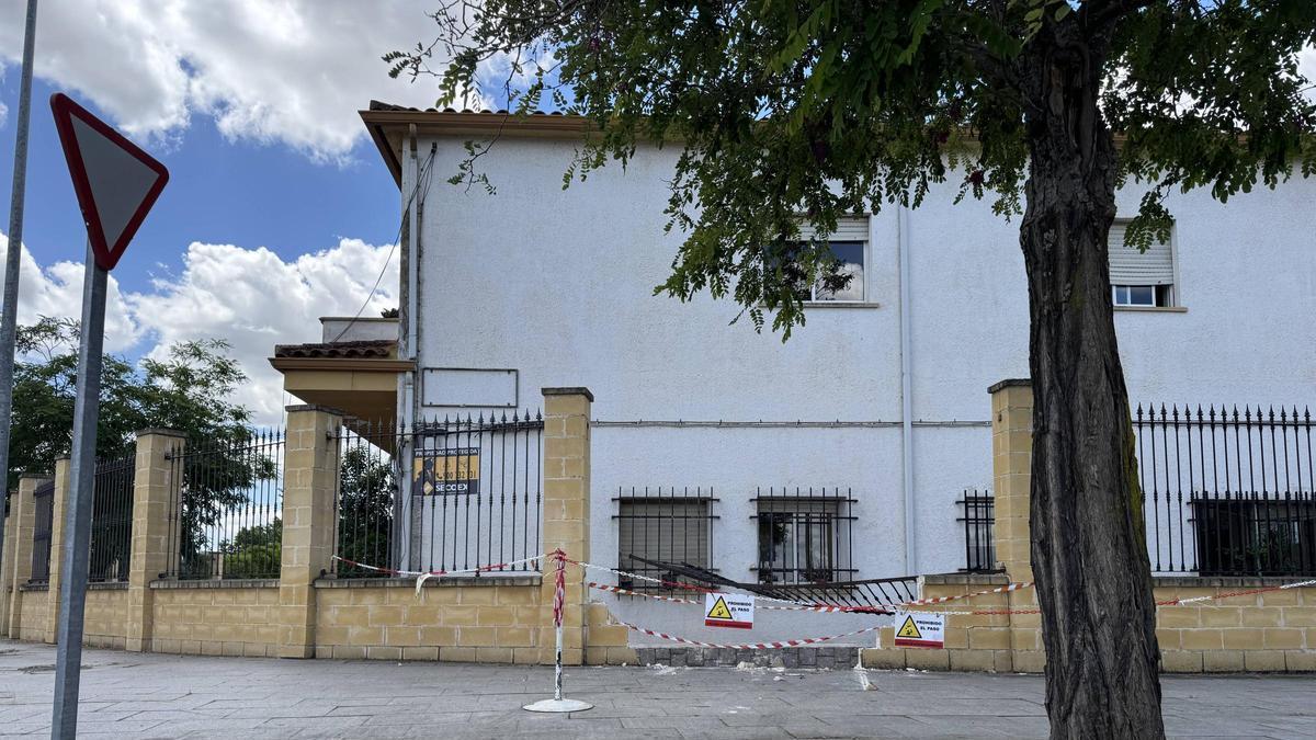 Así ha quedado la fachada de la consejería de Agricultura tras el accidente.