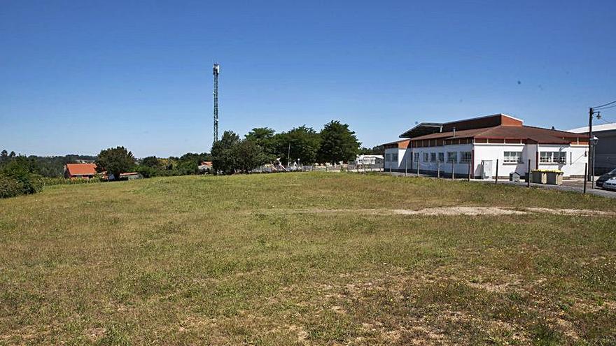 Terreno donde se construirá el centro de salud de Abegondo.  | // L. O.