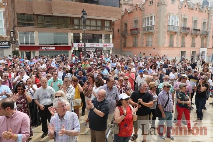 Cientos de personas protestan frente al Ayuntamiento de Cartagena por el pacto entre PP, PSOE y Cs