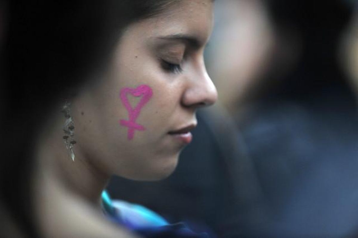 Milers de persones es van manifestar als voltants de la Plaza del Congreso argentí a Buenos Aires durant una manifestació sota el lema Ni una menys per rebutjar els feminicidis.