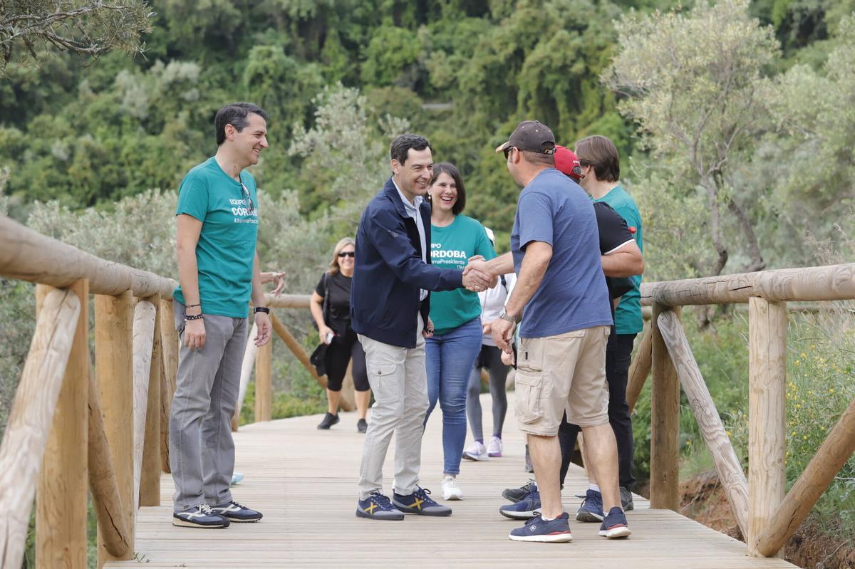 Juanma Moreno hace campaña en el cinturón verde de Córdoba