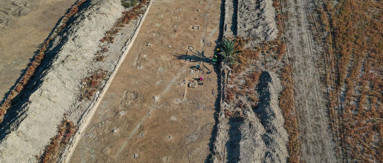 Descubren la estructura de un barracón de 60 metros en el campo de concentración de Albatera