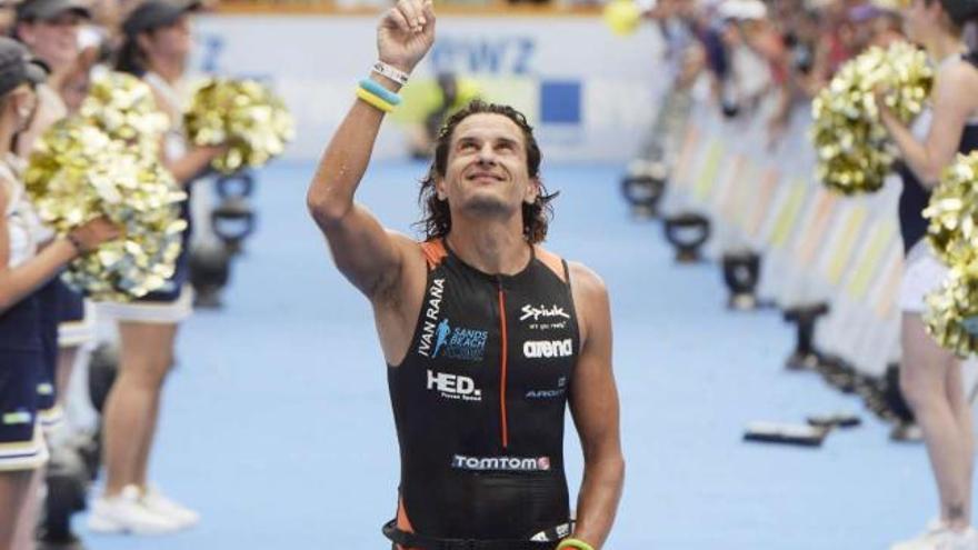 El triatleta gallego Iván Raña cruza la meta del Ironman de Zúrich. // Reuters