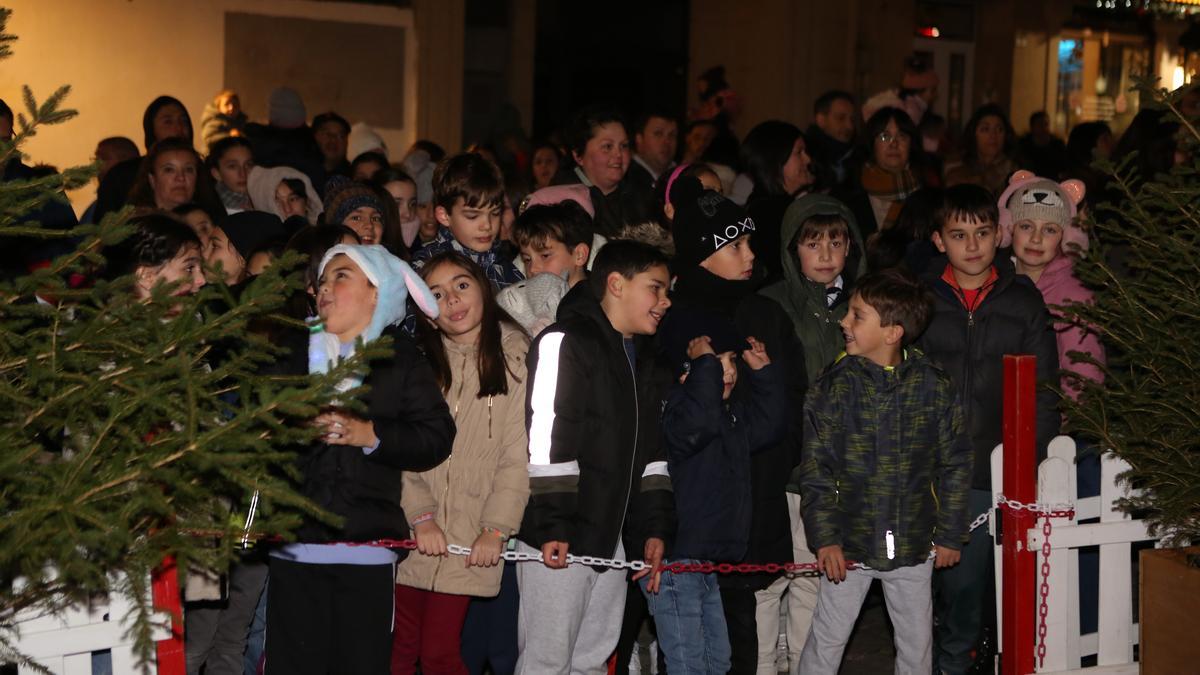 Niños y niñas esperan impacientes la apertura de las Aldeas de Nadal en Lalín.