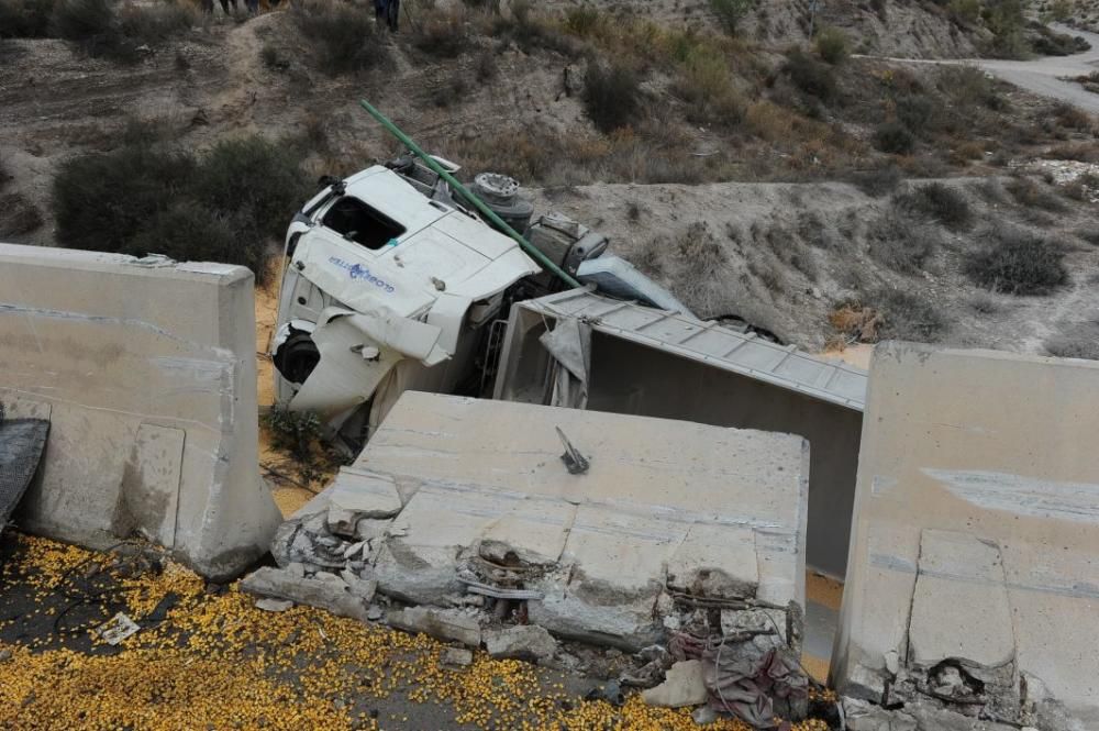 Herido el conductor de un camión en Lorca tras caer desde la autovía A-7 a una rambla